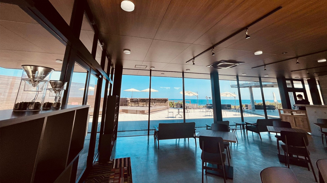 海と空が広がるカフェ