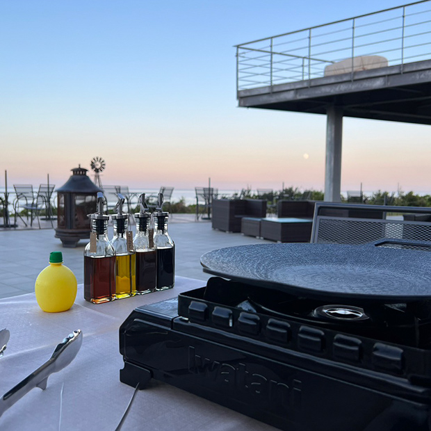 解放感のあるテラス席とグリルの置かれたテーブル