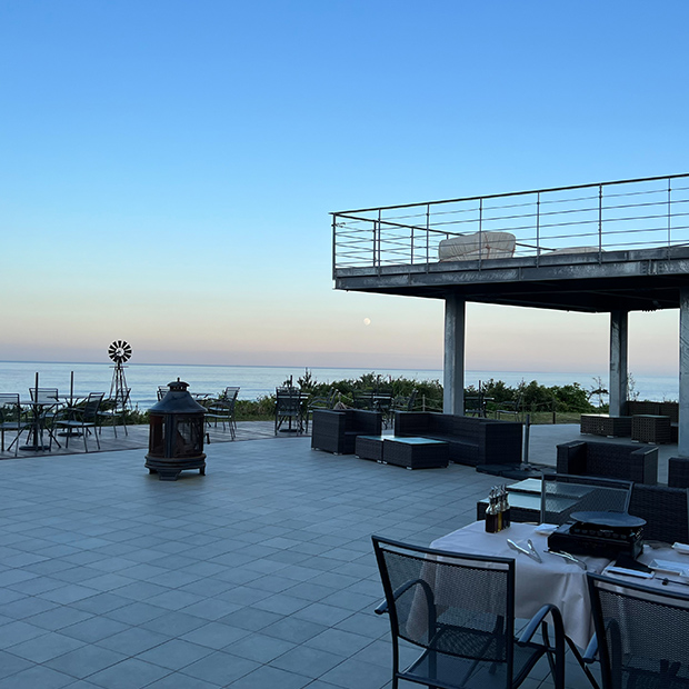 水平線を眺めるテラスとマジックアワー